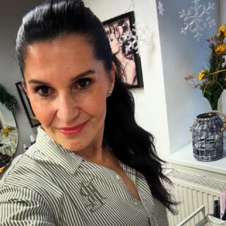 Milé zákaznice, přeji Vám krásné Vánoce plné pohody, lásky a zdraví. 
Moc Vám děkuji za Vaši přízeň, že Vás neodradila ani probíhající velká rekonstrukce, a stále se vracíte. Moc si vážím každé z Vás a už se moc těším ma shledání v Novém roce. Daniela SalonEdany 

#iwishyouamerrychristmas #thankyou #gratitude