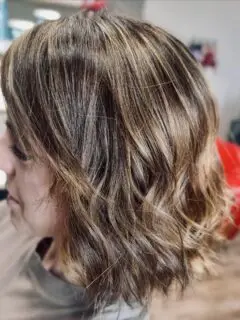 Co říkáte na takhle velkou změnu ? 

Šlo o změnu základního odstínu a následné prosvětlení a tónování. A trošku jsme i střihaly 😊

#haircut #hair #haircolor #balayage #haircolorist #sensùs #sensushairlovers #sensuscz