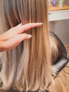 Foilayage a tónovaní do přírodních béžových odstínů. 

#foilayage #sensushairlovers #salonedany