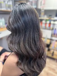 Tmavě hnědá dokonalost 🍫 

#foilayage #brownhair #wavyhair #hairstyle #sensushairlovers #hairbydany #salonedany