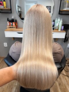 Vanilková blond ❤️ a Verča s vlasy do reklamy 

#vanilablonde #blondhair #hair #haircolor #hairhighlights #salonedany #sensushairlovers #sensus