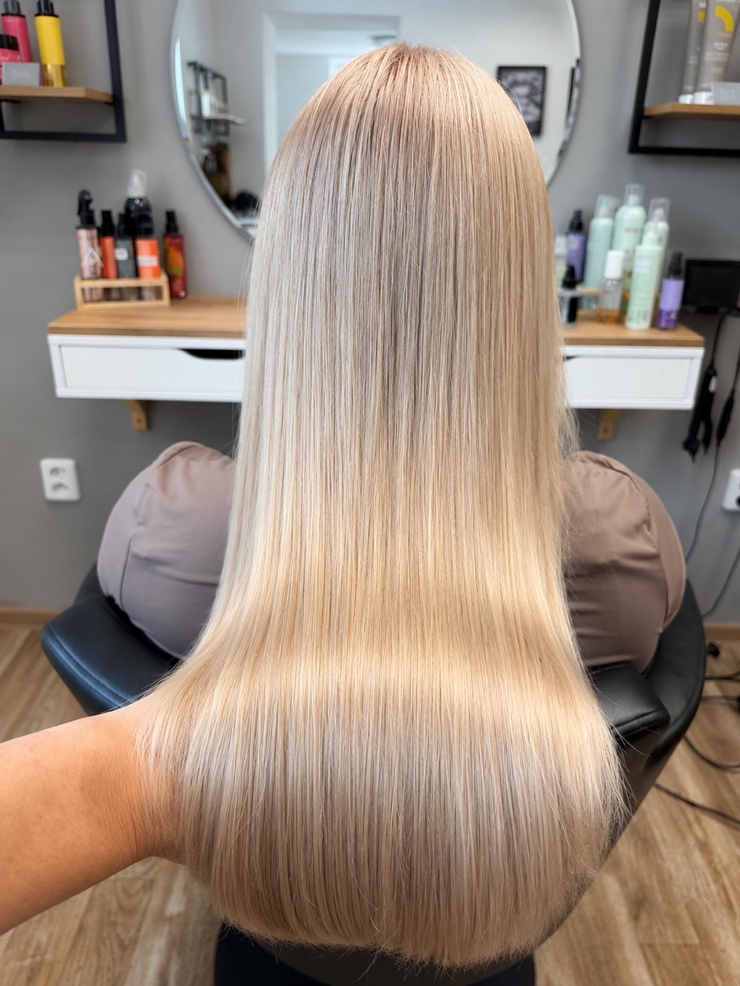 Vanilková blond ❤️ a Verča s vlasy do reklamy 

#vanilablonde #blondhair #hair #haircolor #hairhighlights #salonedany #sensushairlovers #sensus