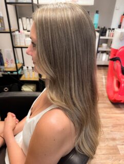 Skoro 4 roky bez melírů. 
Pro přirozené zesvětlení technika Airtouch❤️

#airtouch #longhair #naturhair #blondhair #salonedany #sensushairlovers #sensuscz